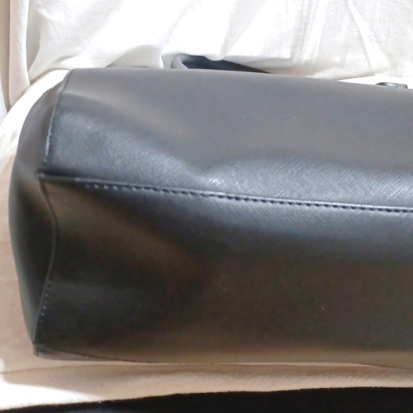 Reaction by Kenneth Cole Bag - Picture 9 of 14